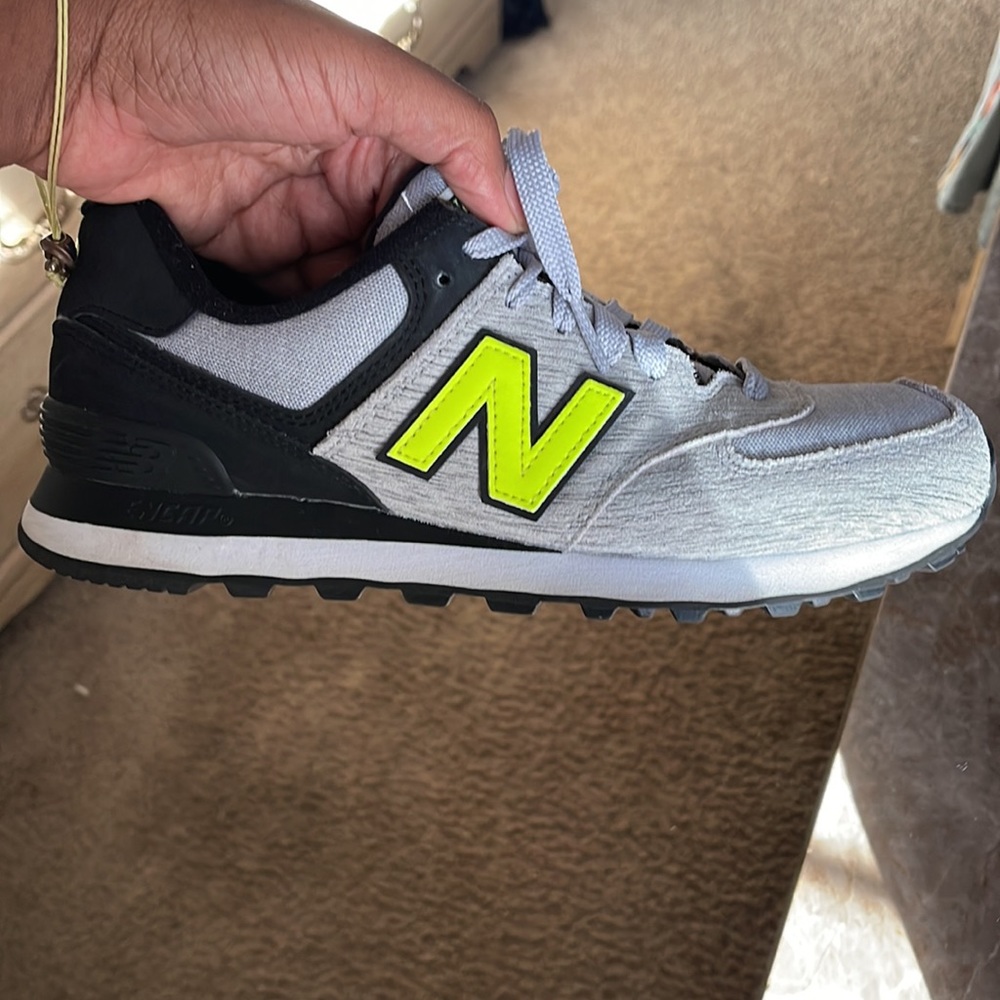 Barely worn new balance shoes